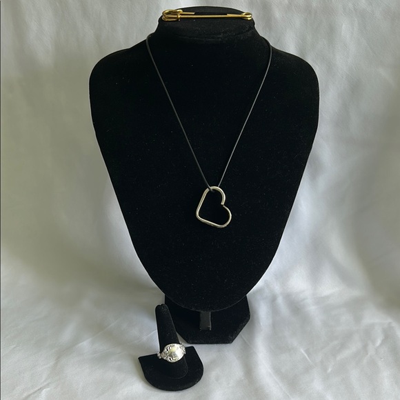 Oneida Stainless Steel Heart Pendant Necklace - Picture 2 of 13